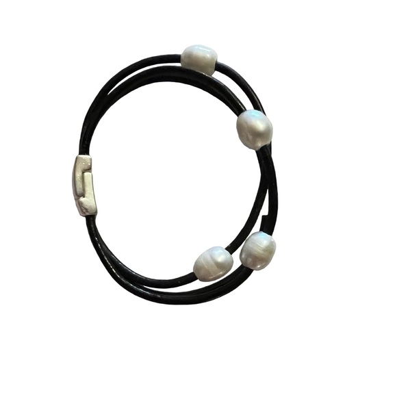 Elegant Black and White Pearl Bracelet with Magnetic Closure - Picture 3 of 5